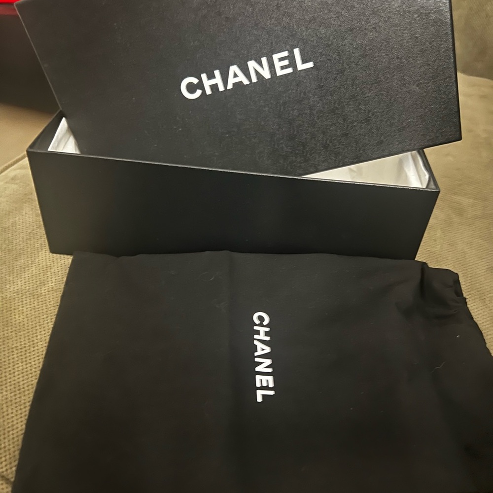 CHANEL Black Box with White Logo - Picture 6 of 11